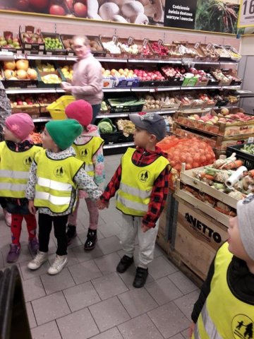 GR. II Wycieczka do pobliskiego sklepu z warzywami i owocami 2019